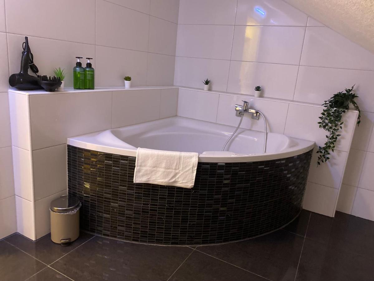 Deluxe Business Suite Mit Netflix Premium & Parkplatz, Zentral Zu Audi & Schwarz Gruppe With 2 Bedrooms Бад-Фрідріхсхалль Екстер'єр фото