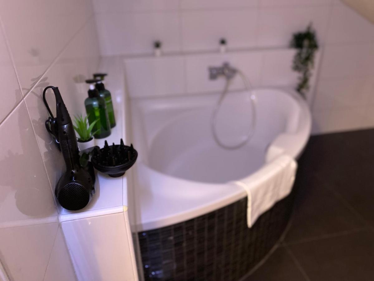 Deluxe Business Suite Mit Netflix Premium & Parkplatz, Zentral Zu Audi & Schwarz Gruppe With 2 Bedrooms Бад-Фрідріхсхалль Екстер'єр фото
